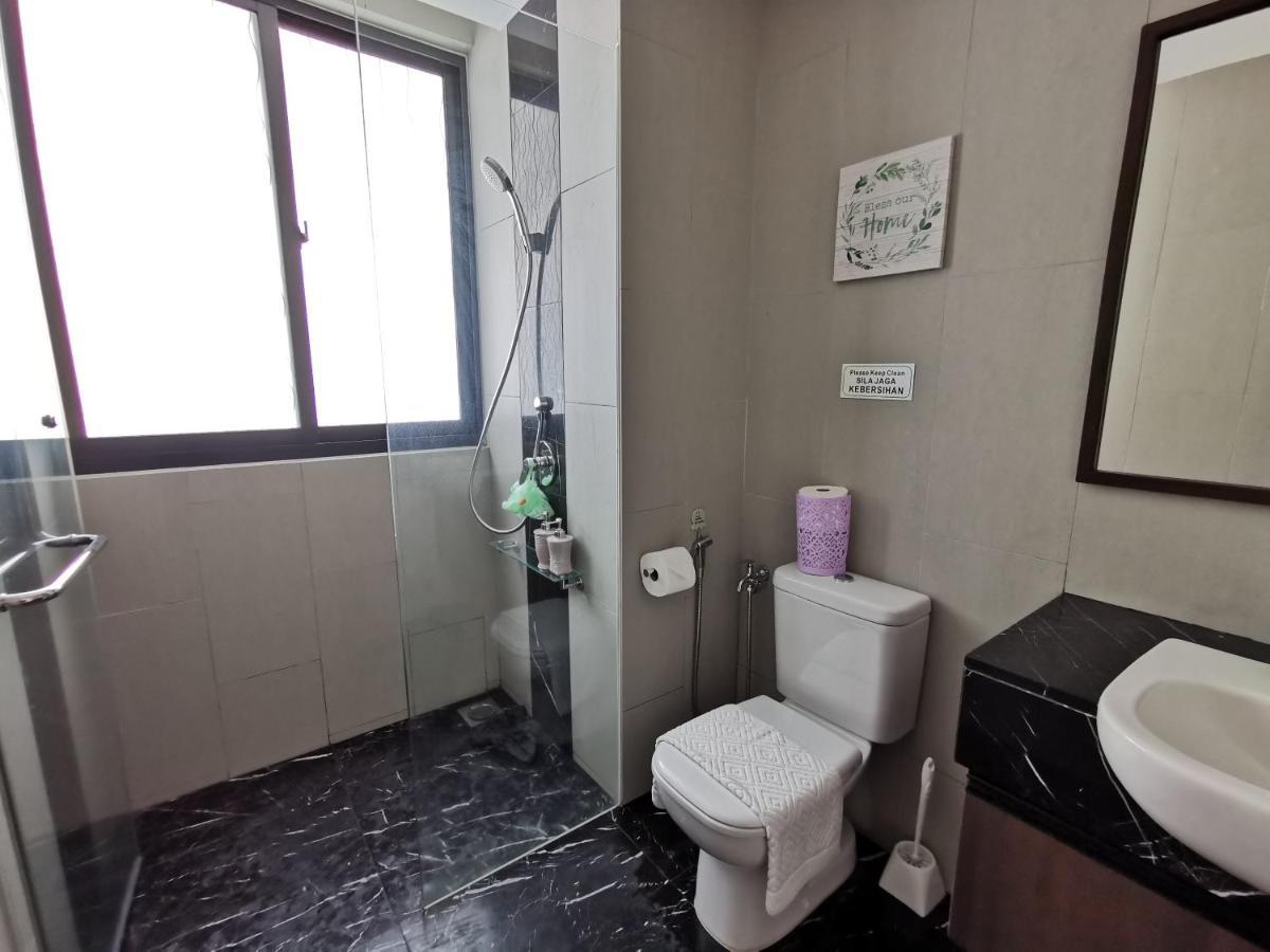 Landmark Stunning High Floor Coast View Studio #Netflix #Fast Wifi Tanjung Tokong Exterior photo