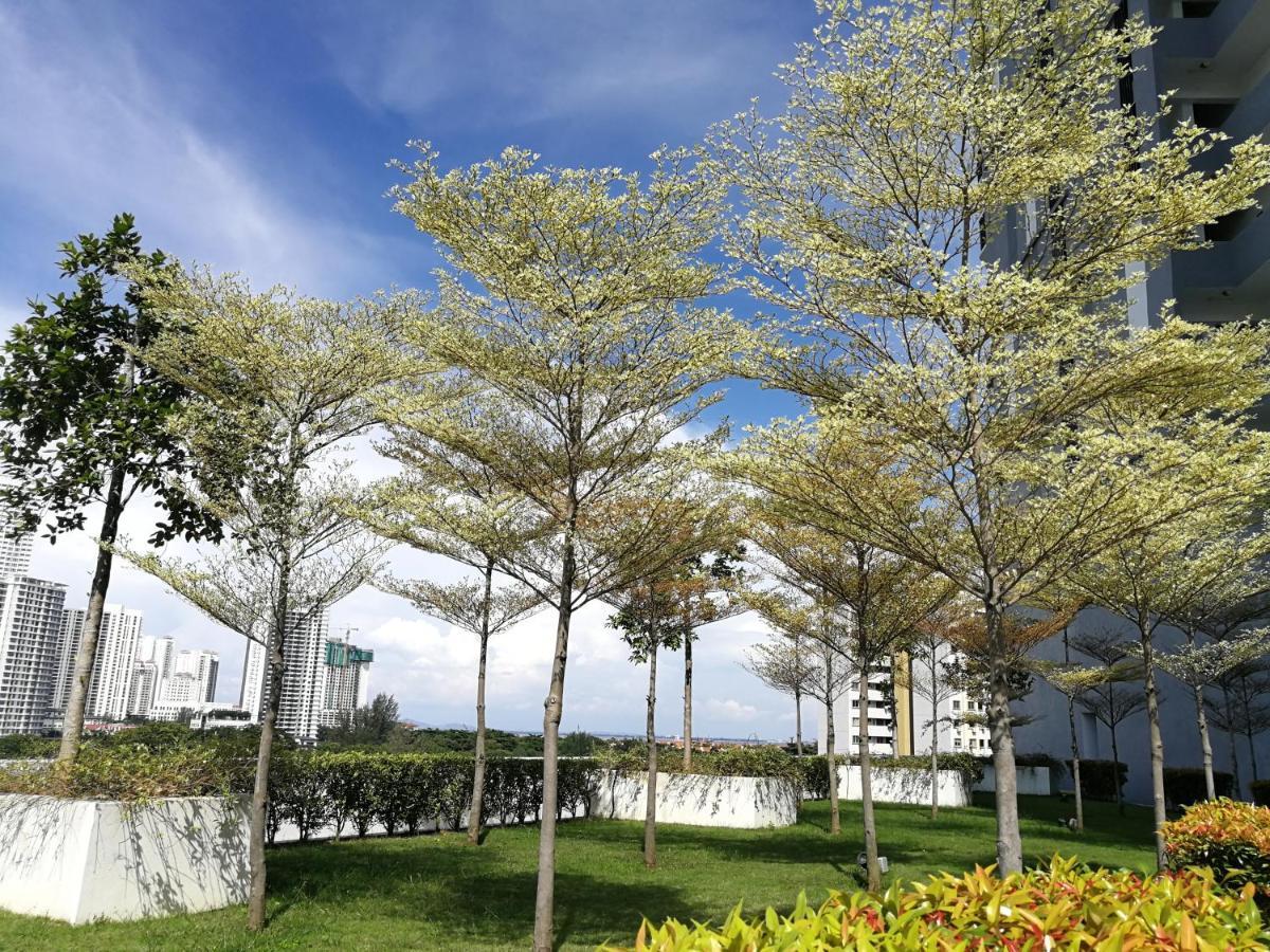 Landmark Stunning High Floor Coast View Studio #Netflix #Fast Wifi Tanjung Tokong Exterior photo