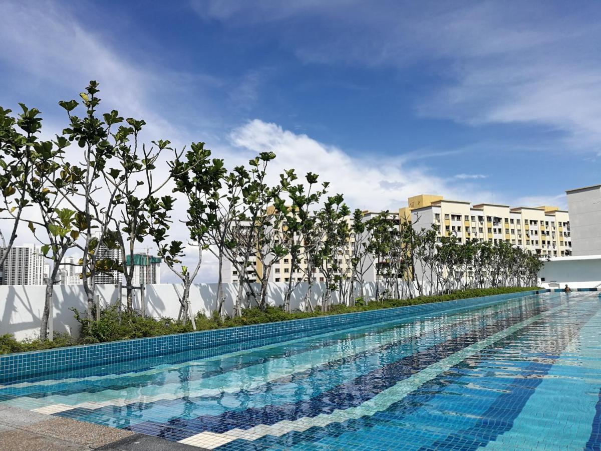 Landmark Stunning High Floor Coast View Studio #Netflix #Fast Wifi Tanjung Tokong Exterior photo